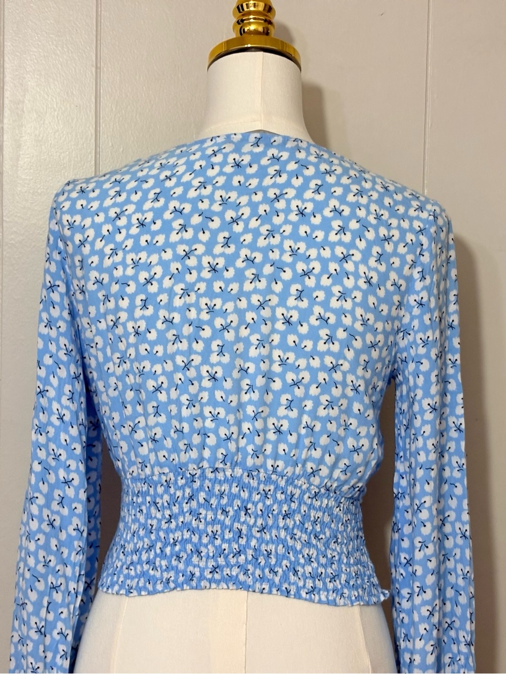 Abercrombie & Fitch Ditsy Floral Smocked V Neck Crop Top Blue S - Picture 7 of 10